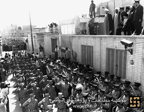 رژه نظامیان از مقابل منزل امام خمینی در قم - 1358