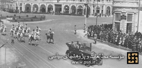رضاخان پهلوی در اتومبیل ، میدان حسن آباد تهران ، ۱۳۱۱