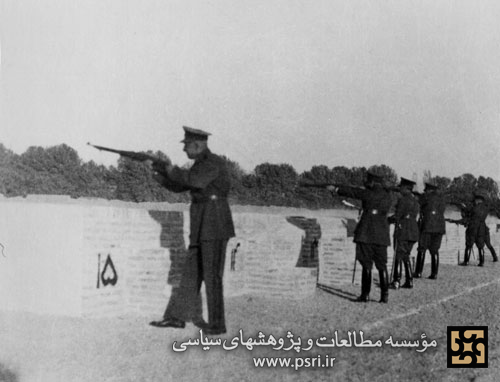 آزمایش اولین تفنگهای تولید کارخانجات اسلحه سازی ایران توسط رضاشاه ، ۱۳۱۲