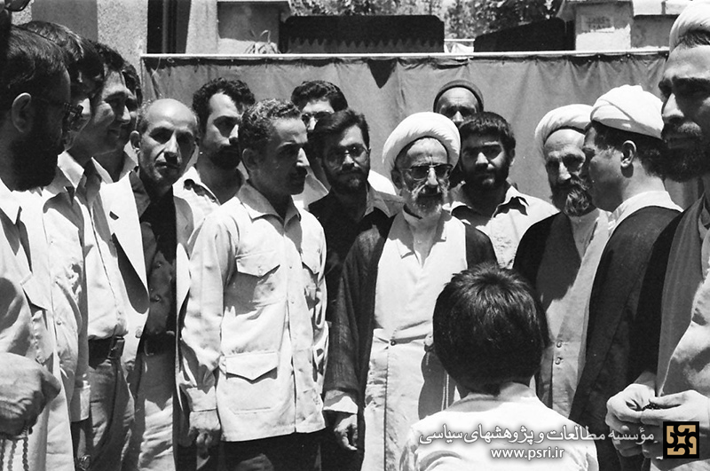 عکسی از حاشیه تنفیذ شهید رجایی در جماران
