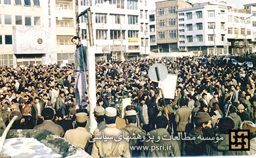  تصویر اعدام محمد متحدی در نمازجمعه تبریز مورخ 8بهمن 1360