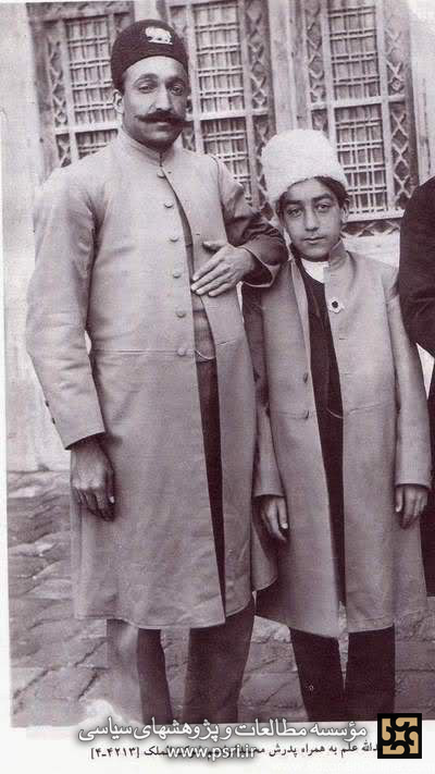 اسدالله علم  در کنار پدرش محمد ابراهیم شوکت الملک