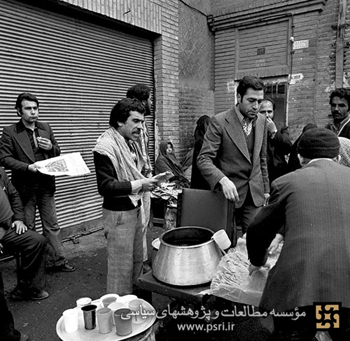پذیرائی ساکنان خیابان ایران از دیدارکنندگان امام خمینی در اطراف مدرسه علوی