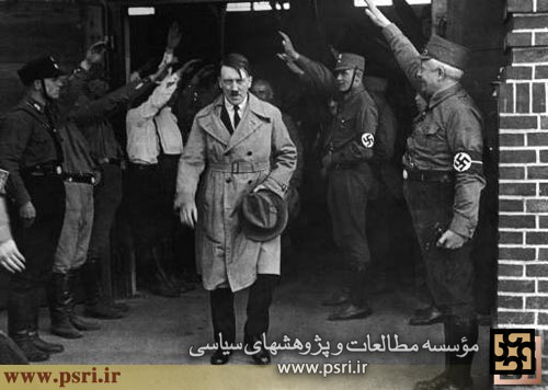 هیتلر هنگام خروج از یکی از جلسات سران حزب نازی در مونیخ