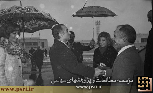 شاه ، فرح ، ملک حسین پادشاه اردن و همسرش در فرودگاه مهرآباد