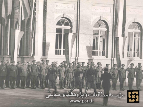 سان دیدن رضاخان و محمدرضا از سربازان