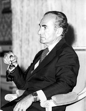 وابستگی احزاب به خارج از نگاه شاه