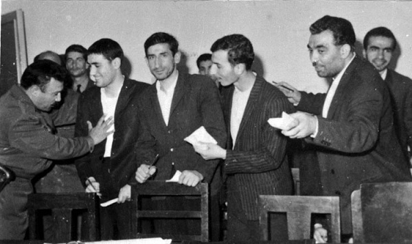 شهید حاج مهدی عراقی به همراه یارانش در بیدادگاه شاه